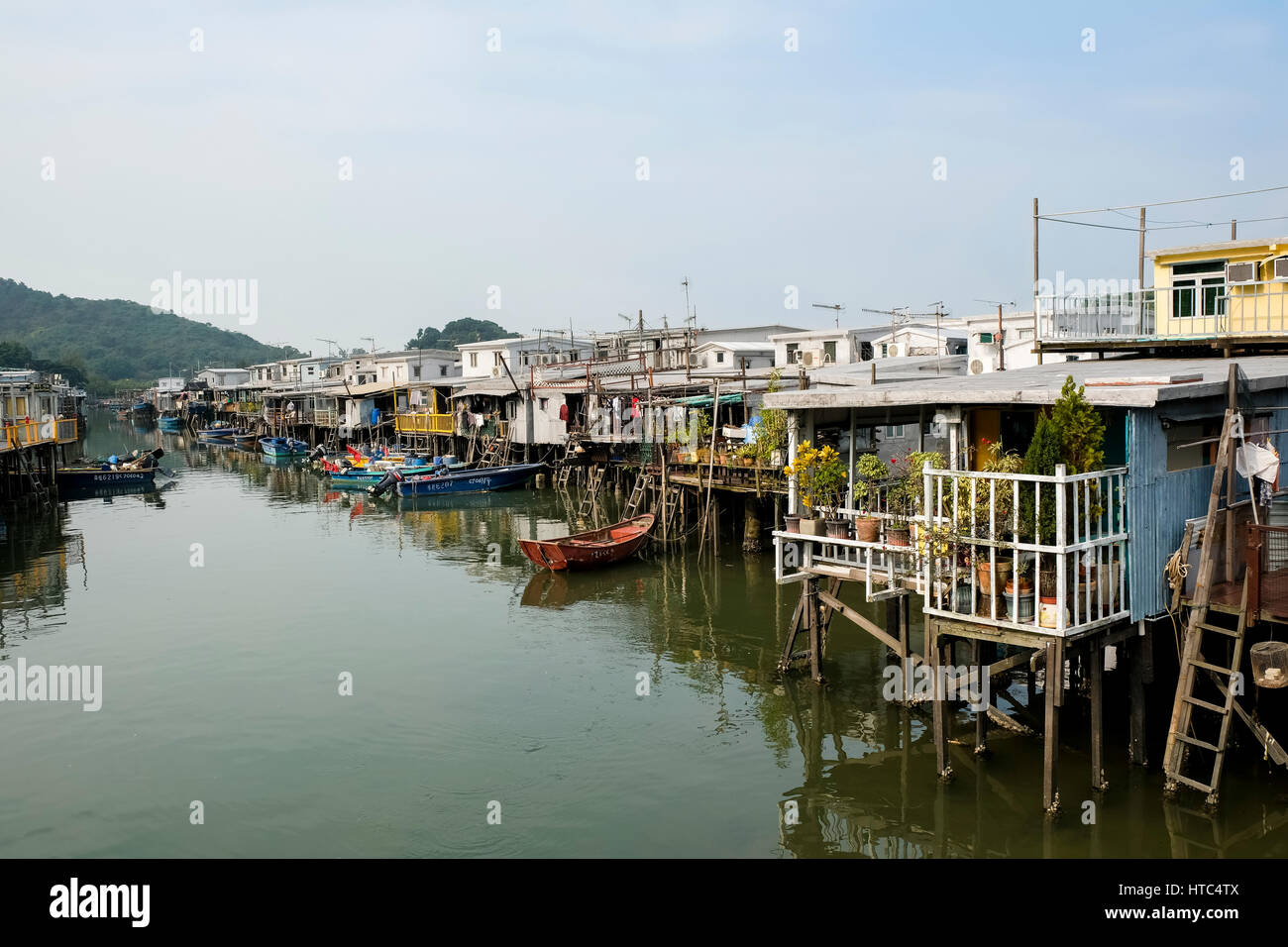 Des maisons sur pilotis et bateaux à Tai O, un village de pêcheurs sur l'île de Lantau, Hong Kong, Chine. Banque D'Images