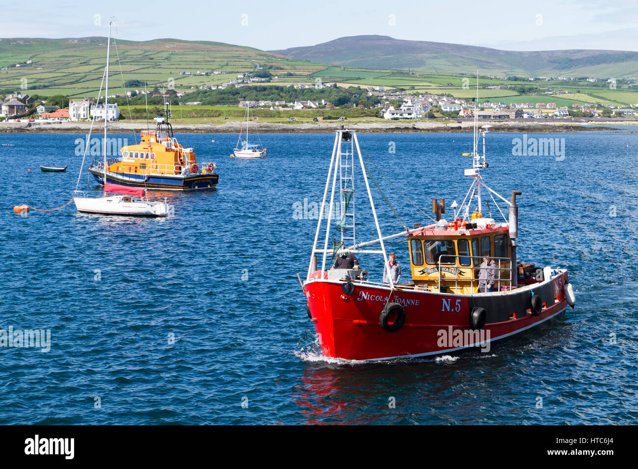 Bateau de pêche approche du port de Port Sainte Marie, (Manx : Purt le Moirrey), Île de Man, uk Banque D'Images