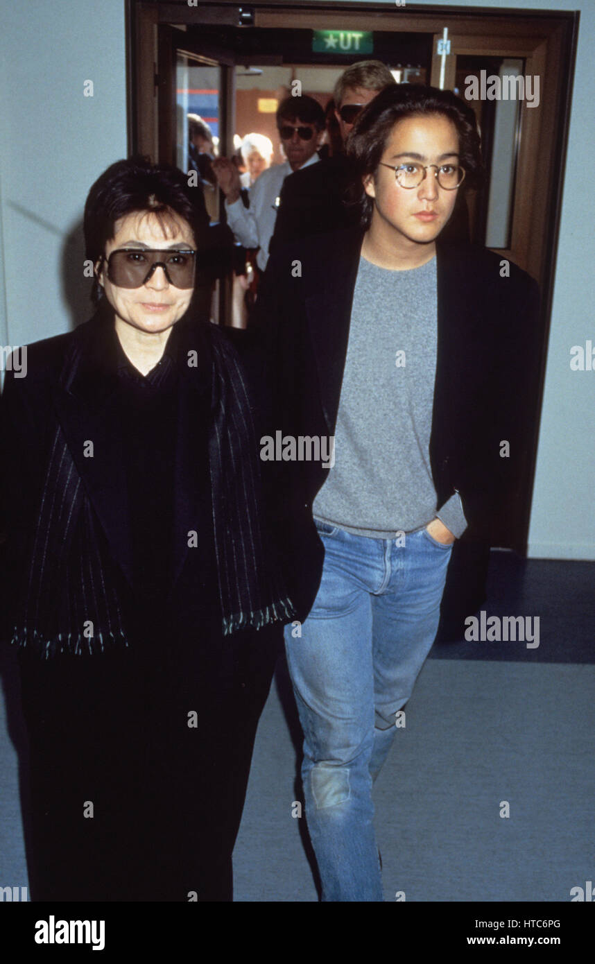 Yoko Onno artiste japonaise mariée au musicien et compositeur britannique John Lennon avec fils, Sean à Art fair à Stockholm 1990 Banque D'Images
