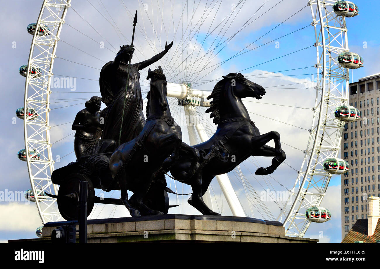 Londres, Angleterre, Royaume-Uni. Boadicée /Boadicea statue sur le pont de Westminster - roue du millénaire / London Eye derrière Banque D'Images