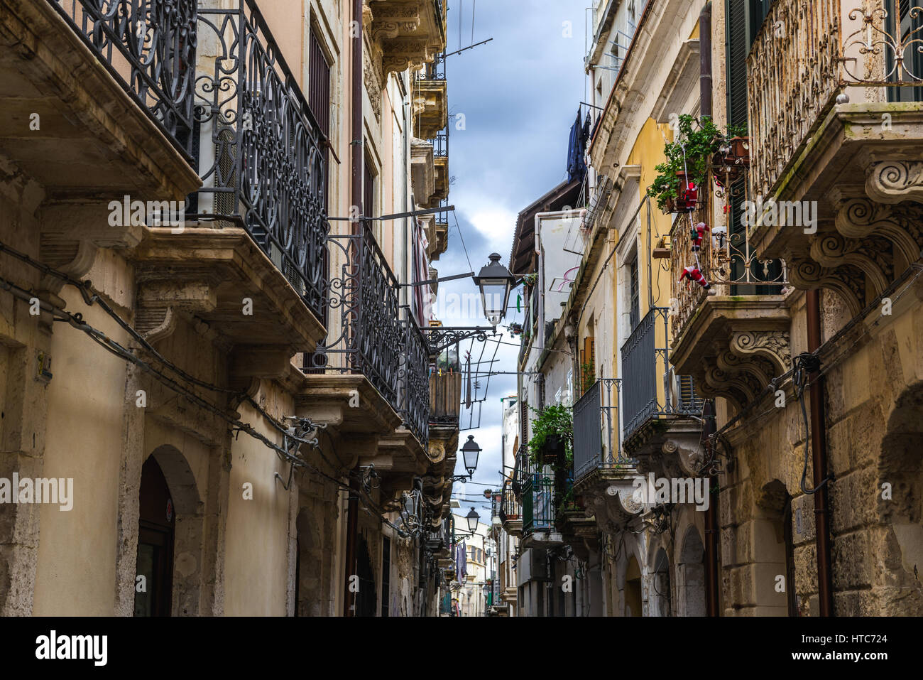 Rue étroite sur l'île d'Ortygie, partie historique de la ville de Syracuse, l'angle sud-est de l'île de la Sicile, Italie Banque D'Images