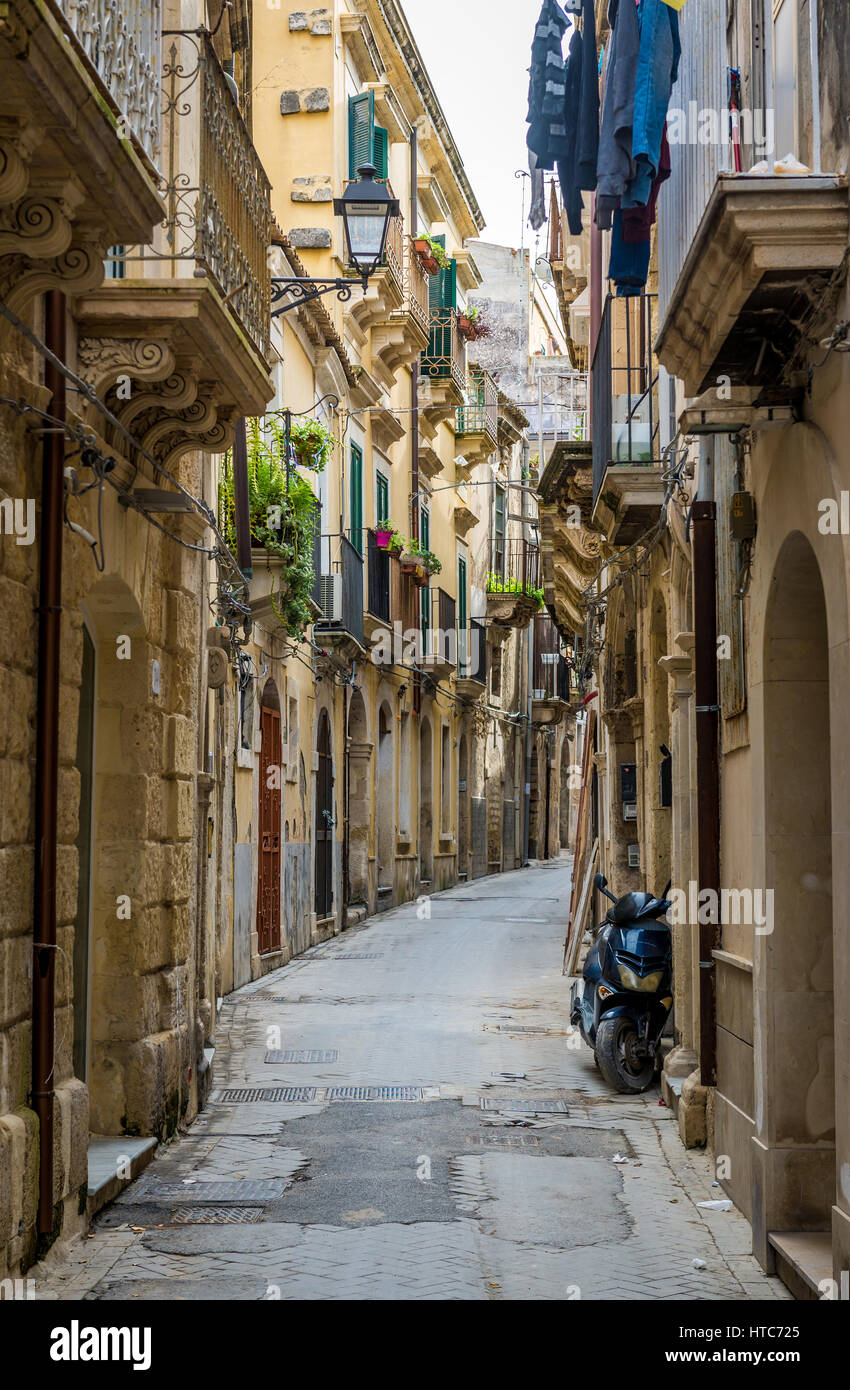 Rue étroite sur l'île d'Ortygie, partie historique de la ville de Syracuse, l'angle sud-est de l'île de la Sicile, Italie Banque D'Images