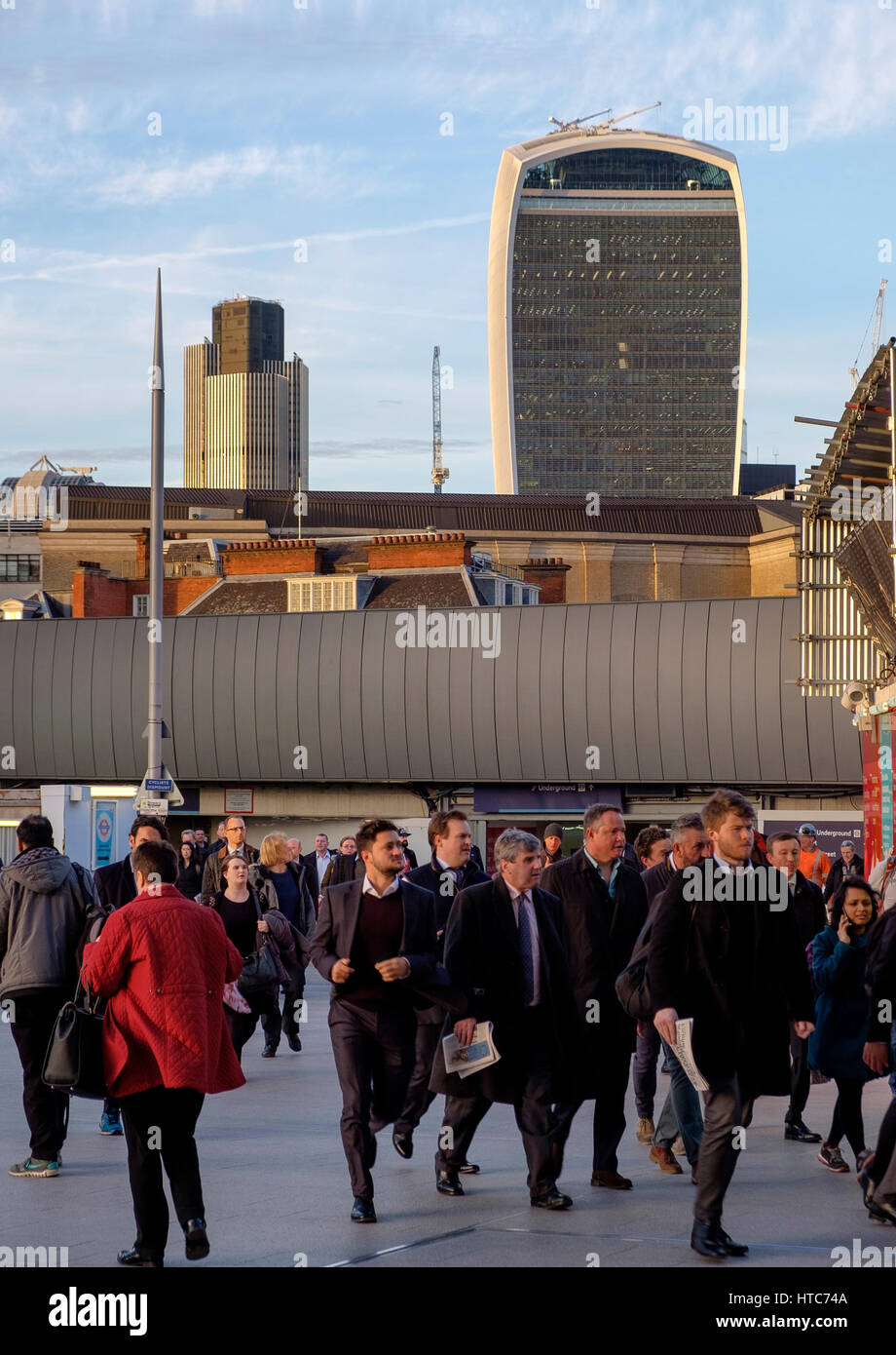 17h30 9 mars 2017 : la foule des banlieusards à la Station London Bridge se précipiter pour leur approche soir trains accueil Banque D'Images