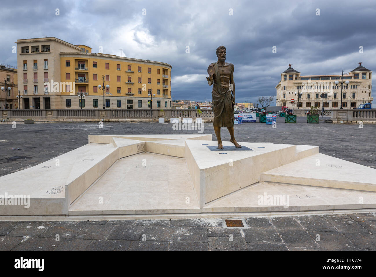 Statue d'Archimède de Syracuse, dans la ville de Syracuse, l'angle sud-est de l'île de la Sicile, en Italie. Old Post Office building on background Banque D'Images