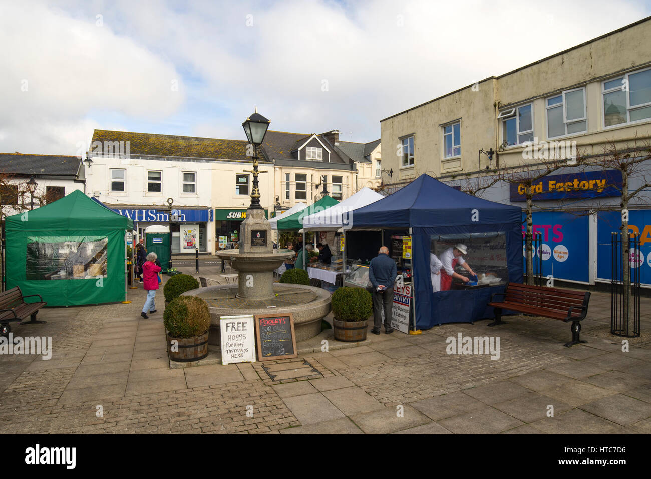 Le centre-ville de Camborne place commerciale des étals en plein air, Cornwall England UK. Banque D'Images