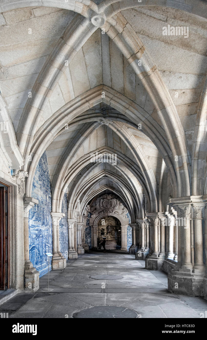 Cloître de la cathédrale de Porto se Banque D'Images