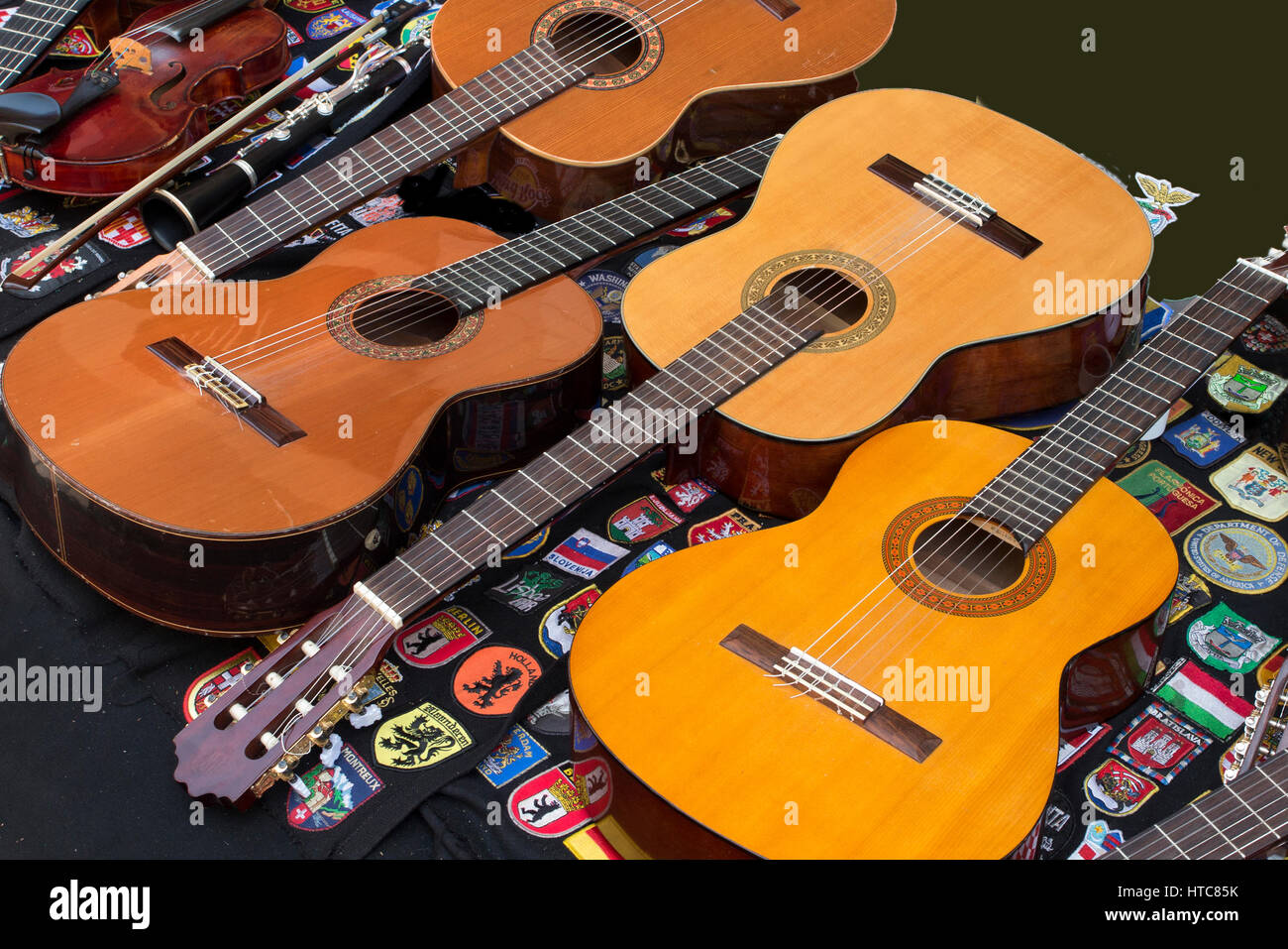 Guitares dans musical instrument shop Porto Portugal Banque D'Images