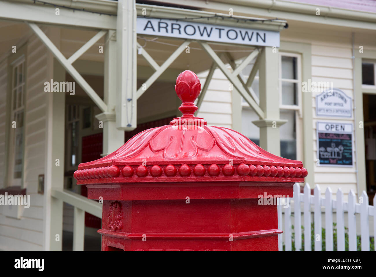 Arrowtown, Otago, Nouvelle-Zélande. Pilier rouge traditionnel Penfold fort à l'extérieur du bureau de poste d'Arrowtown, Buckingham Street. Banque D'Images