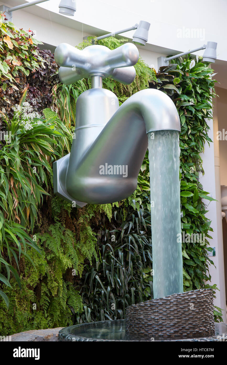 Wanaka, Otago, Nouvelle-Zélande. Illusion d'optique sous la forme d'un robinet  géant avec aucun lien apparent d'une source d'eau, curieux monde Photo  Stock - Alamy