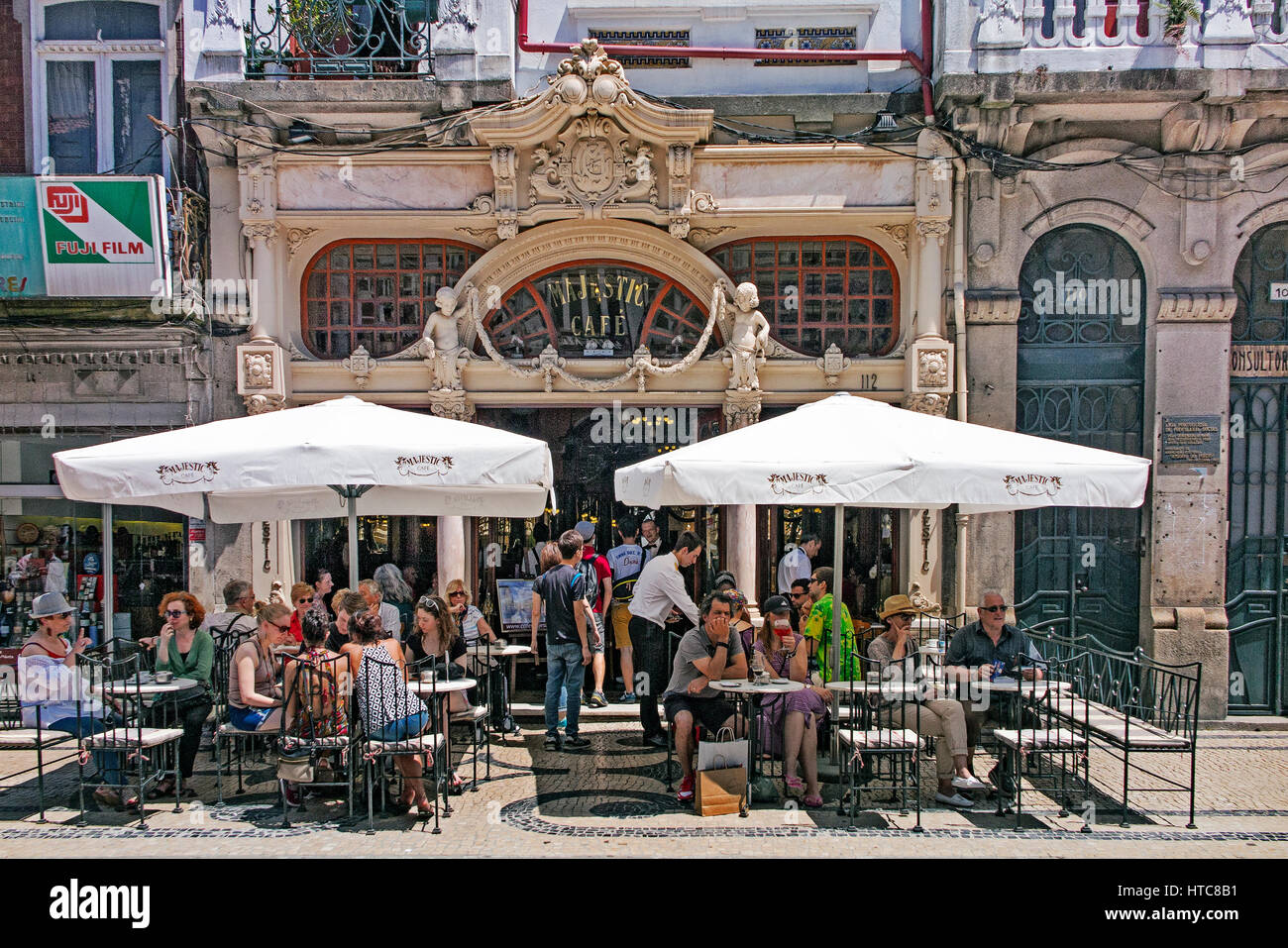 Les touristes dans un café Porta Portugal Ribeira Banque D'Images