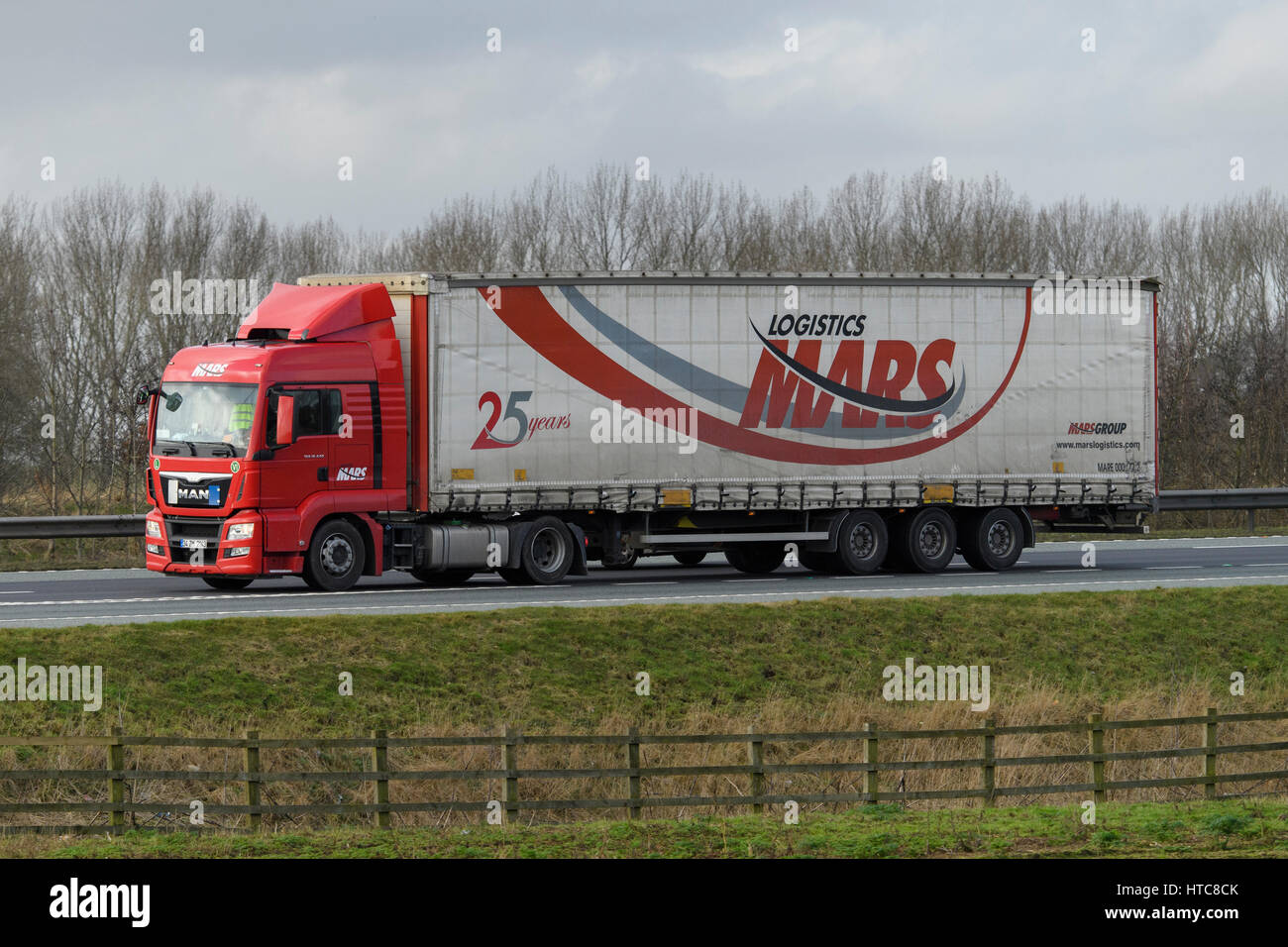 Transport & Distribution - semi-remorques, camions poids lourds avec Mars  logo logistique voyageant sur l'autoroute A1 - France, FR, UK Photo Stock -  Alamy