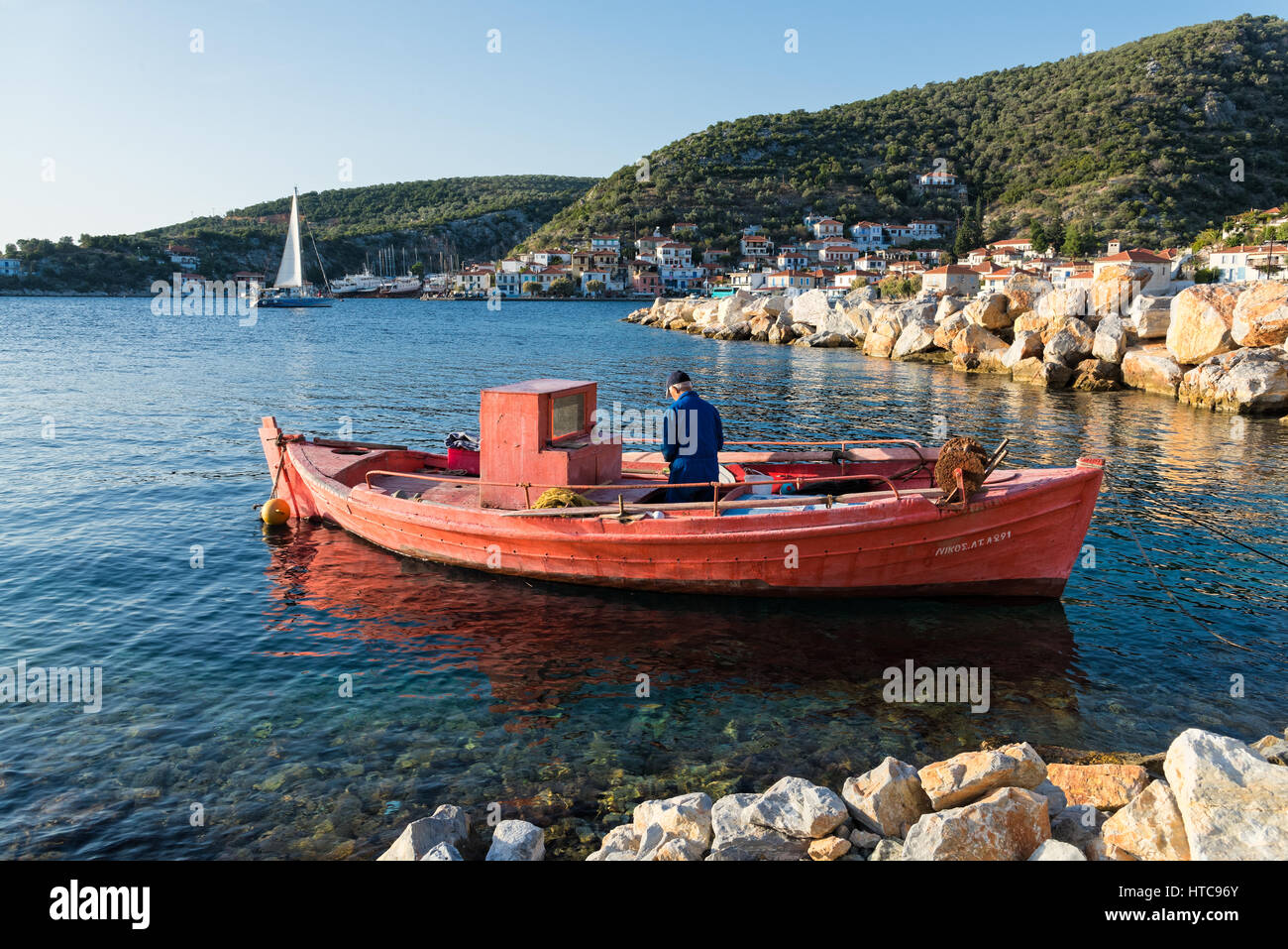 Un vieux pêcheur travaille dans son bateau en bois traditionnel en Octobre 14, 2016 in Agia Kiriaki village en Grèce. La pêche en bateaux traditionnels en bois remai Banque D'Images