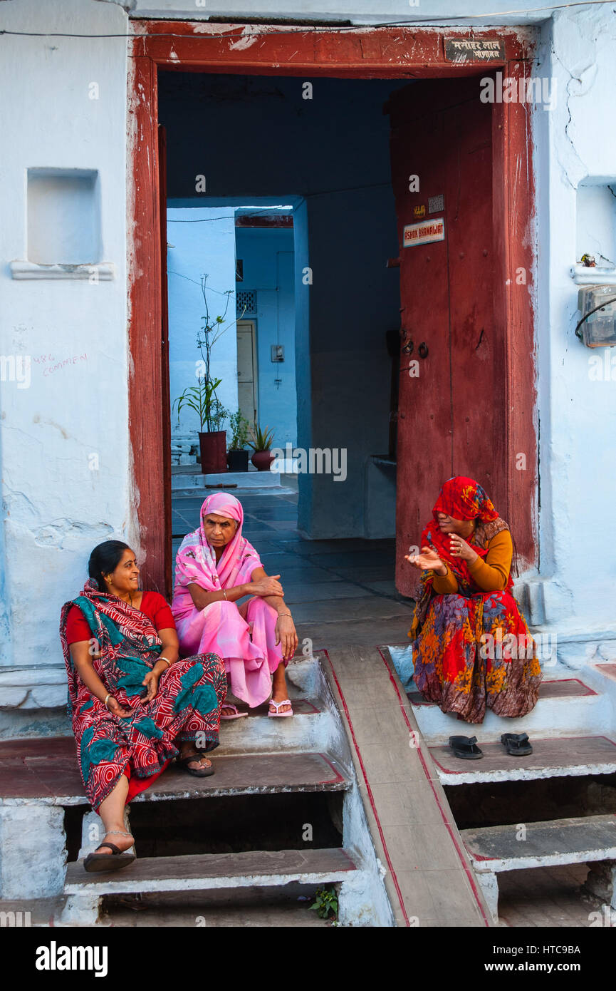 Les femmes stting et parler par une porte à Udaipur Banque D'Images