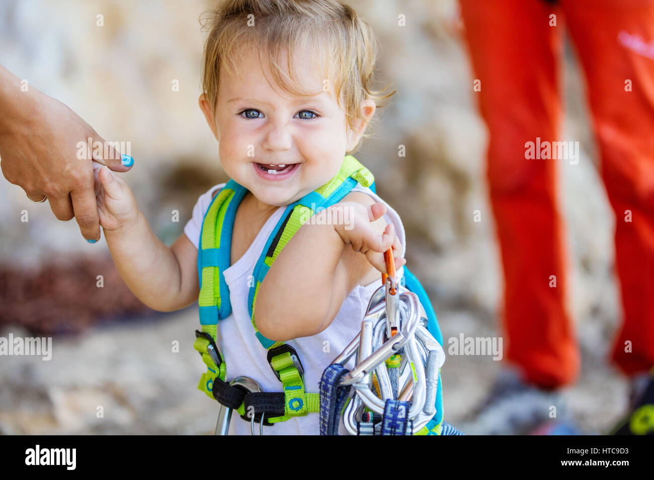 Happy little girl Playing with rock matériel d'escalade et holding mother's hand Banque D'Images