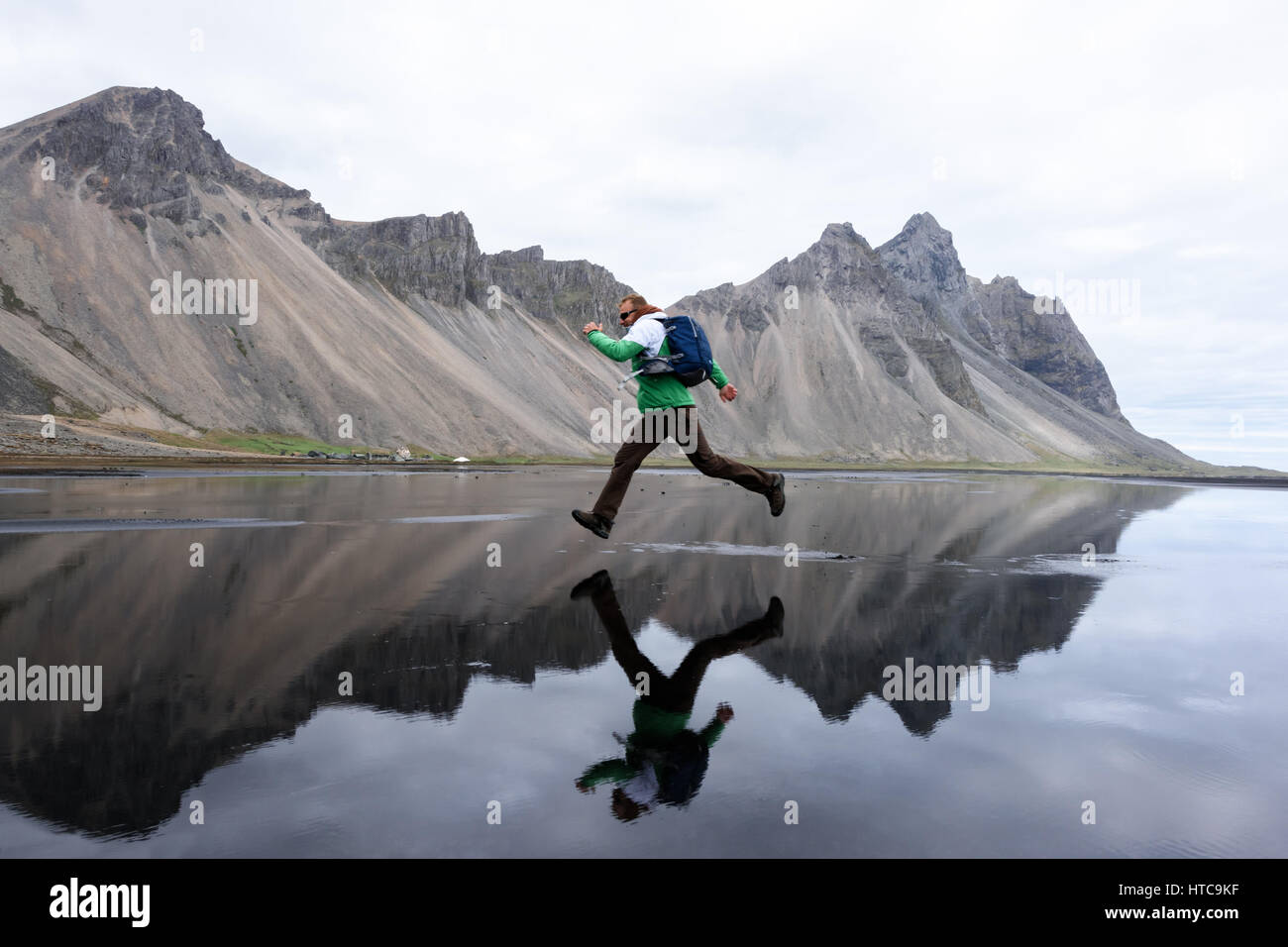 Près de la célèbre photographe Stokksnes montagnes, Islande Banque D'Images