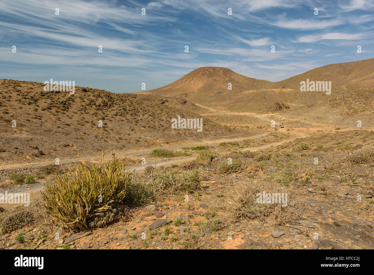 Image d'une voiture sur une route de terre dans le paysage de la région de Guelmim-Es Smara Maroc juste à côté de la côte atlantique. Banque D'Images