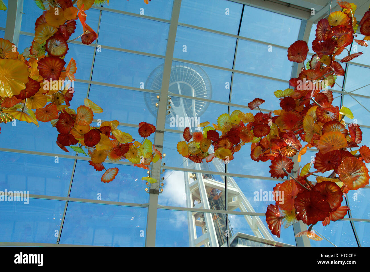 SEATTLE, Washington, USA - JAN 23rd, 2017 : Vue de l'aiguille de l'espace de l'intérieur du jardin et musée de verre Chihuly conservatory à côté. Point de vue unique. Réflexions. L'accent est mis sur la sculpture de verre à l'avant-plan. Banque D'Images