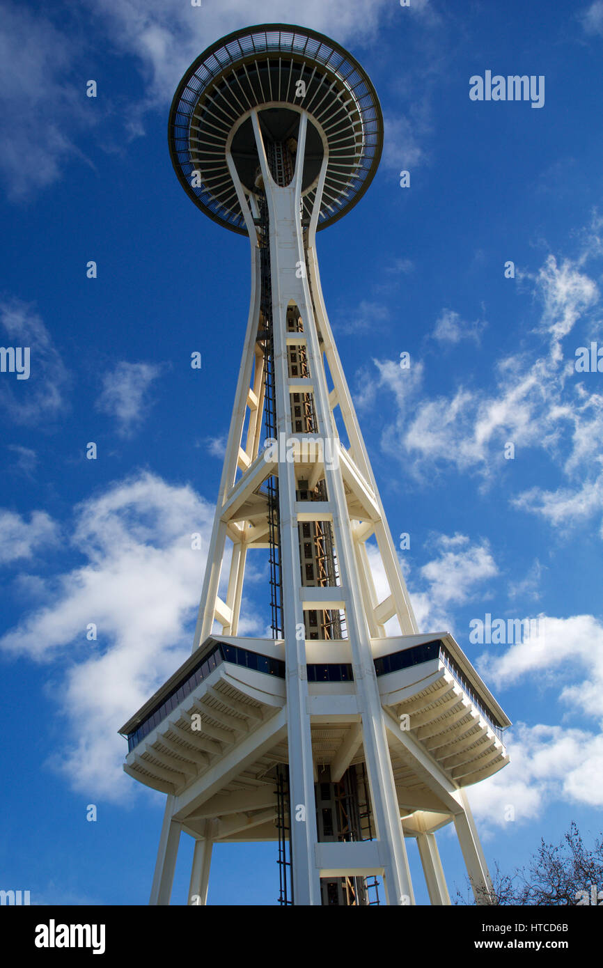 SEATTLE, Washington, USA - JAN 23rd, 2017 : Space Needle contre un ciel bleu clair, vu de la terre Banque D'Images