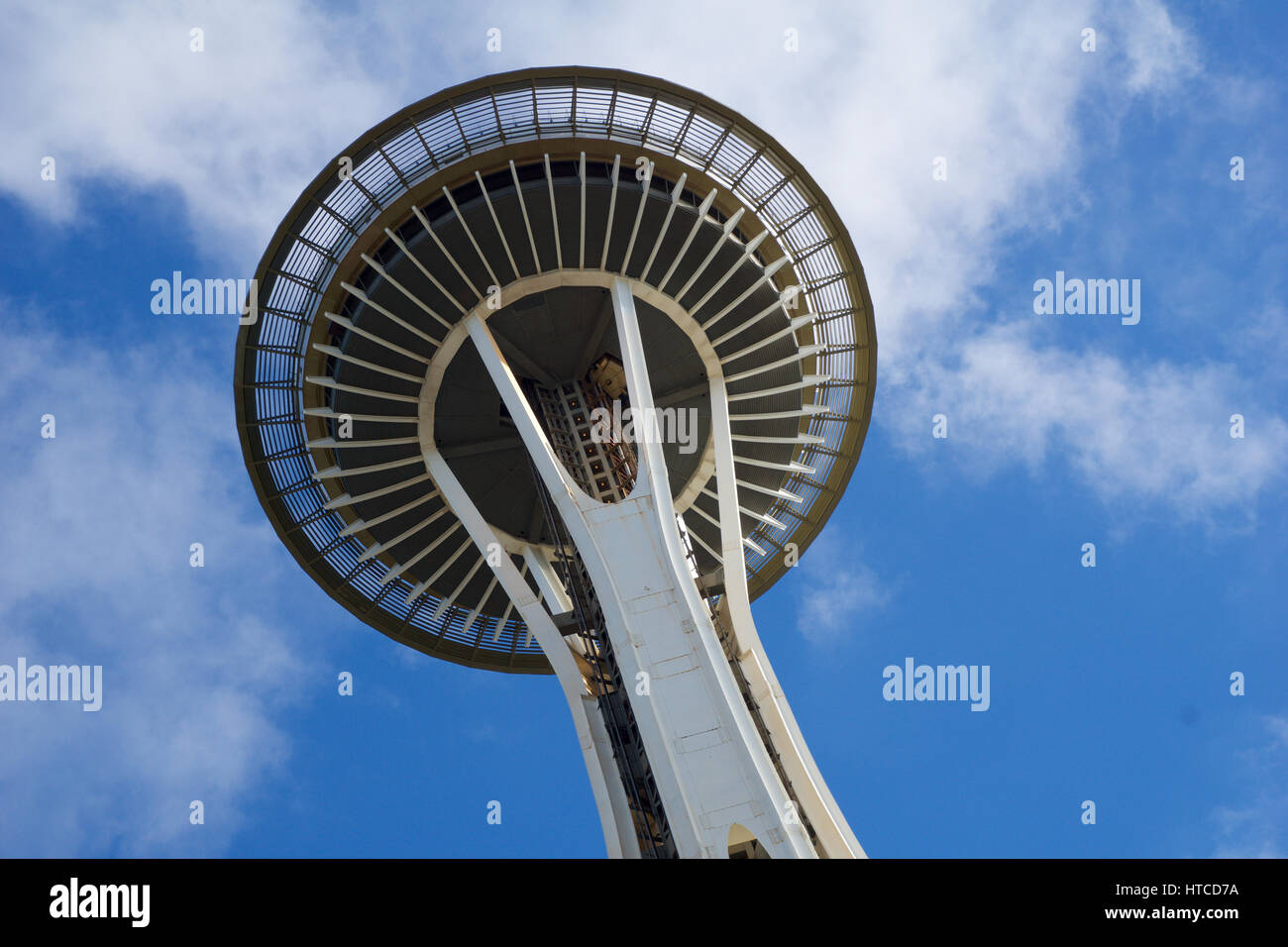 SEATTLE, Washington, USA - JAN 23rd, 2017 : Space Needle contre un ciel bleu clair, vu de la terre Banque D'Images
