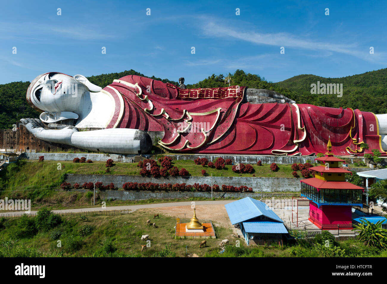 Le Myanmar (anciennement la Birmanie). L'État môn. Daung Yadana Mawlamyine (Moulmein) environs, Win Sein Taw Ya temple, plus grand Bouddha couché Banque D'Images