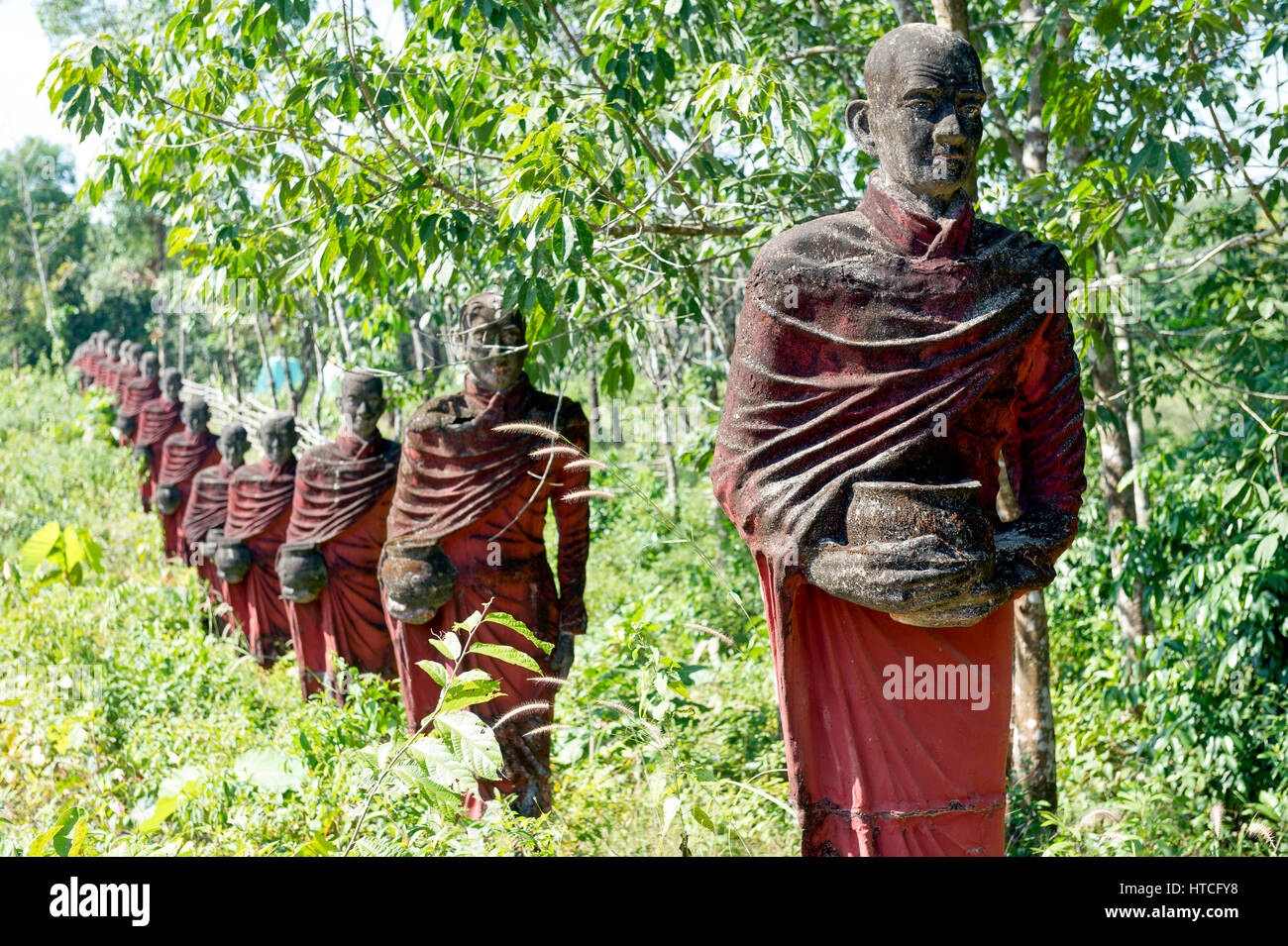 Le Myanmar (anciennement la Birmanie). L'État môn. Daung Yadana Mawlamyine (Moulmein) environs, Win Sein Taw Ya temple. Rangée de statues de l'Arahant 500 follow Banque D'Images