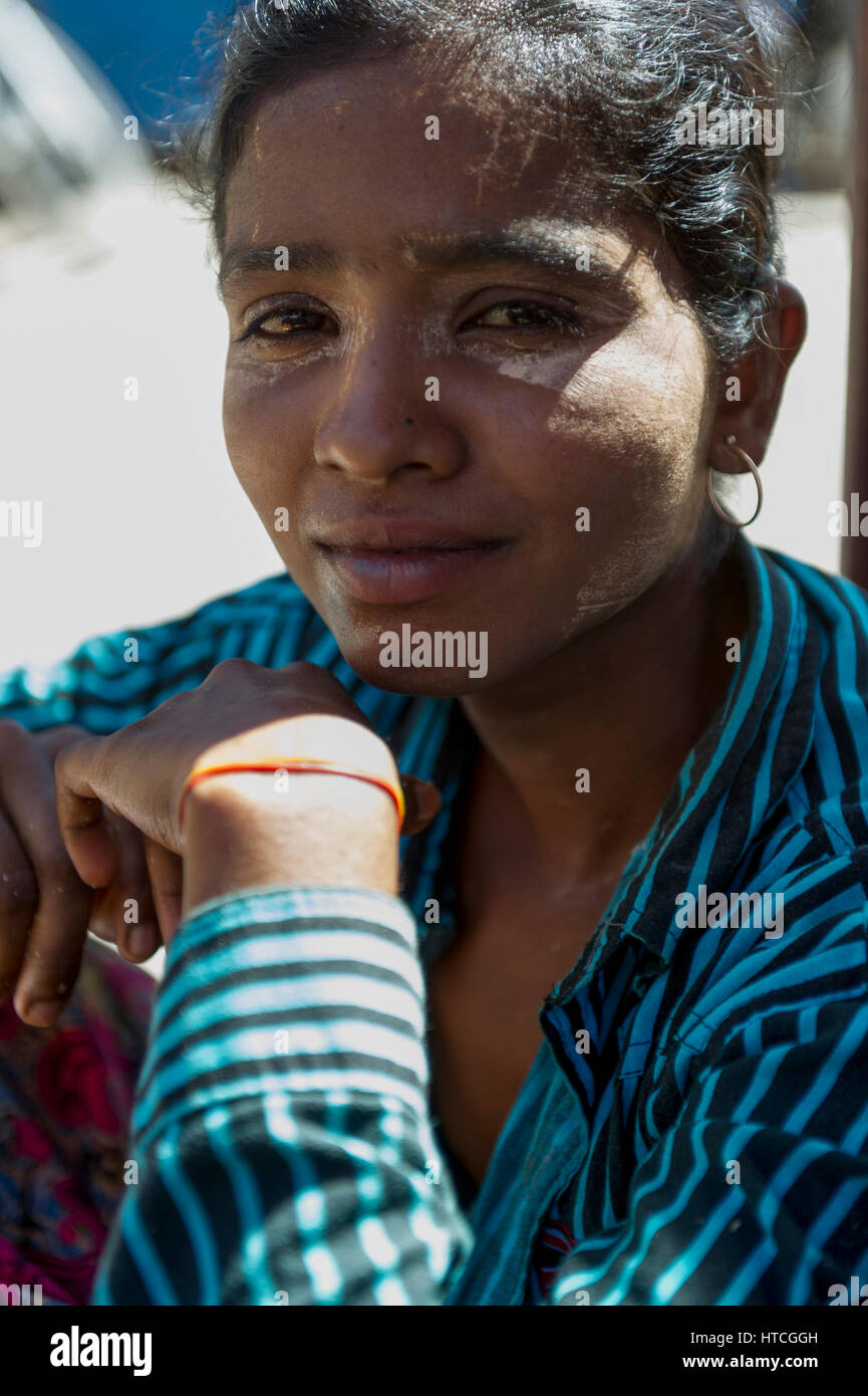 Le Myanmar (anciennement la Birmanie). L'État môn. Mawlamyine (Moulmein). Marché couvert. Portrait d'une jeune fille couverte de birman tanaka Banque D'Images