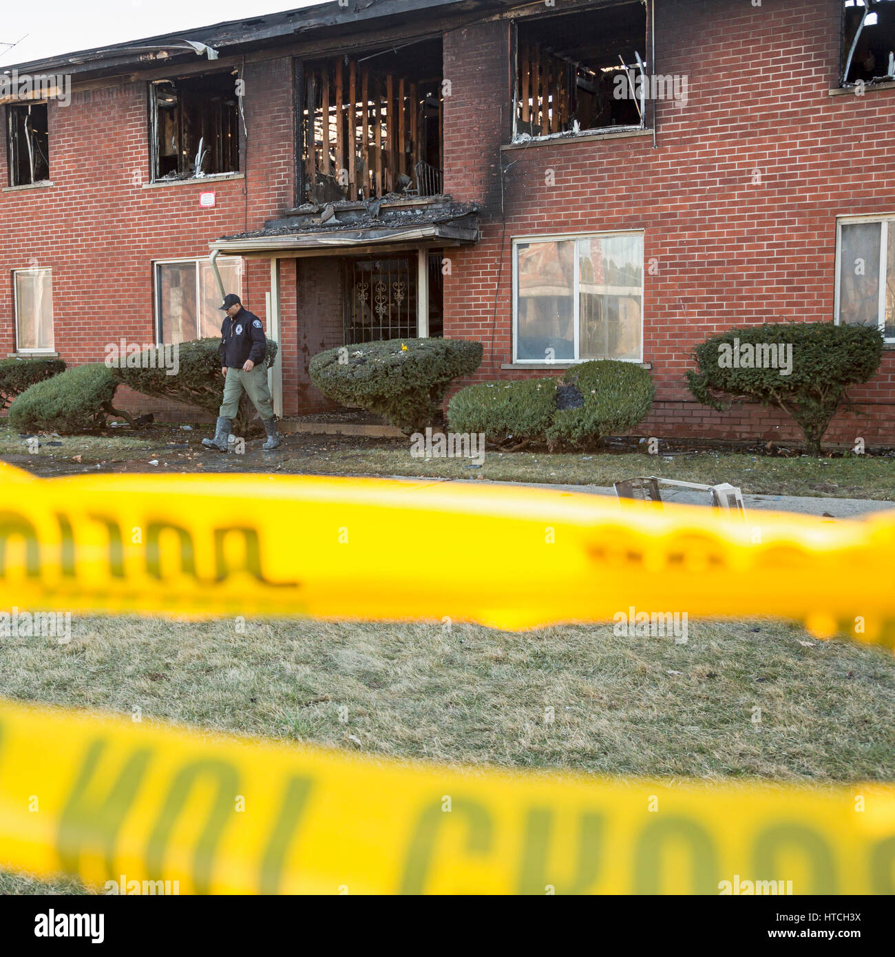 Detroit, Michigan - Police et d'incendie Incendie criminel enquêteurs sur les lieux d'un appartement en feu qui a tué cinq personnes. Le sapin-set délibérément Banque D'Images
