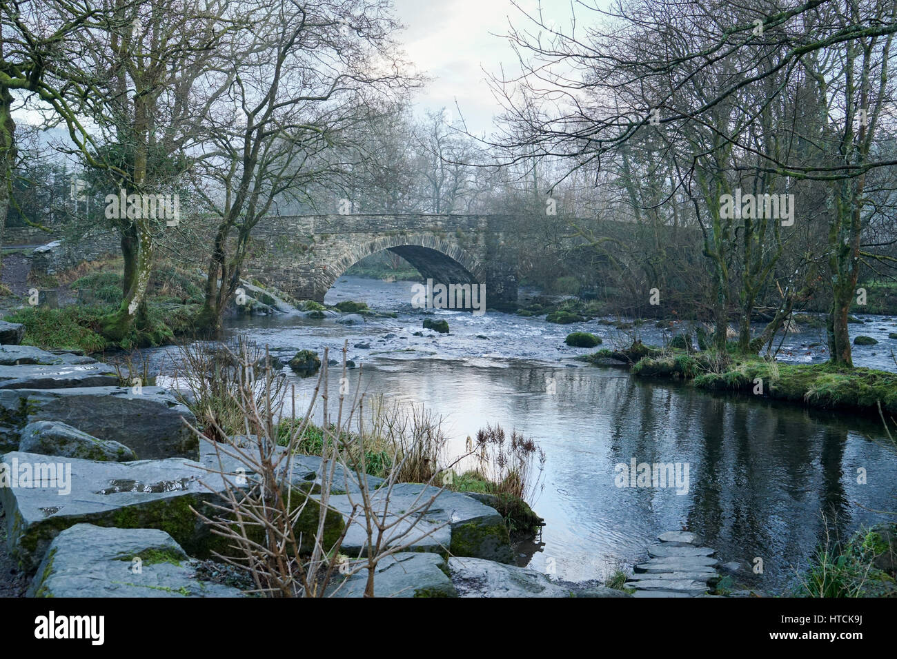 Skelwith Pont sur la rivière Brathay, Lake District en hiver, par la rivière par Chesters Banque D'Images