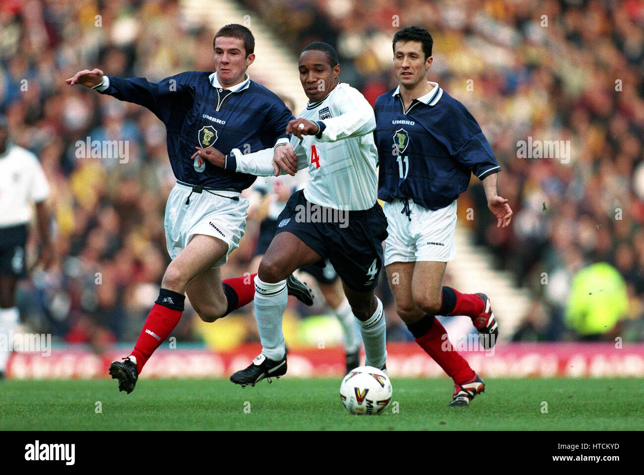 PAUL INCE et BARRY FERGUSON ECOSSE V ANGLETERRE 13 Novembre 1999 Banque D'Images