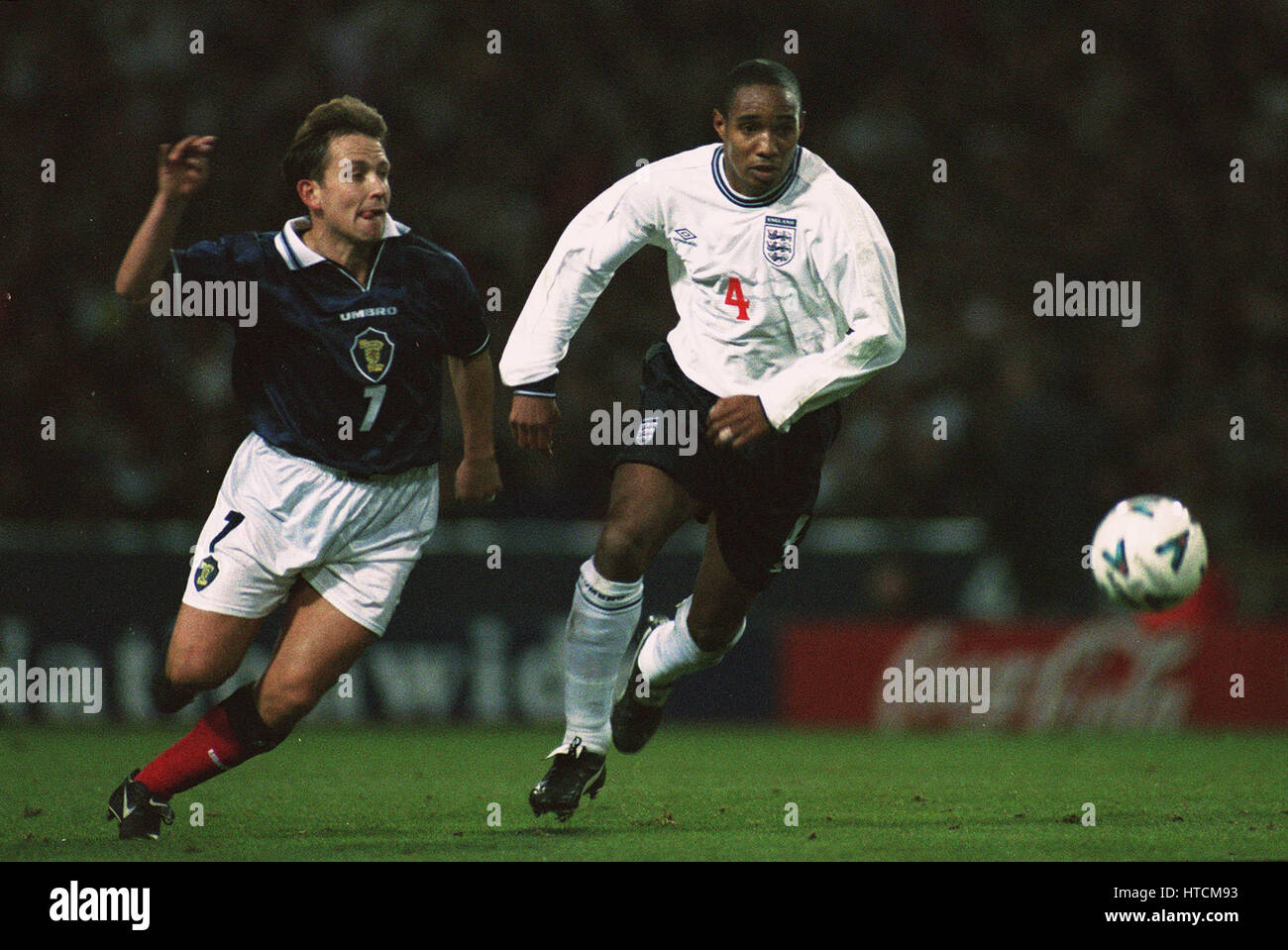 PAUL INCE & BILLY DODDS ANGLETERRE V ECOSSE 17 Novembre 1999 Banque D'Images