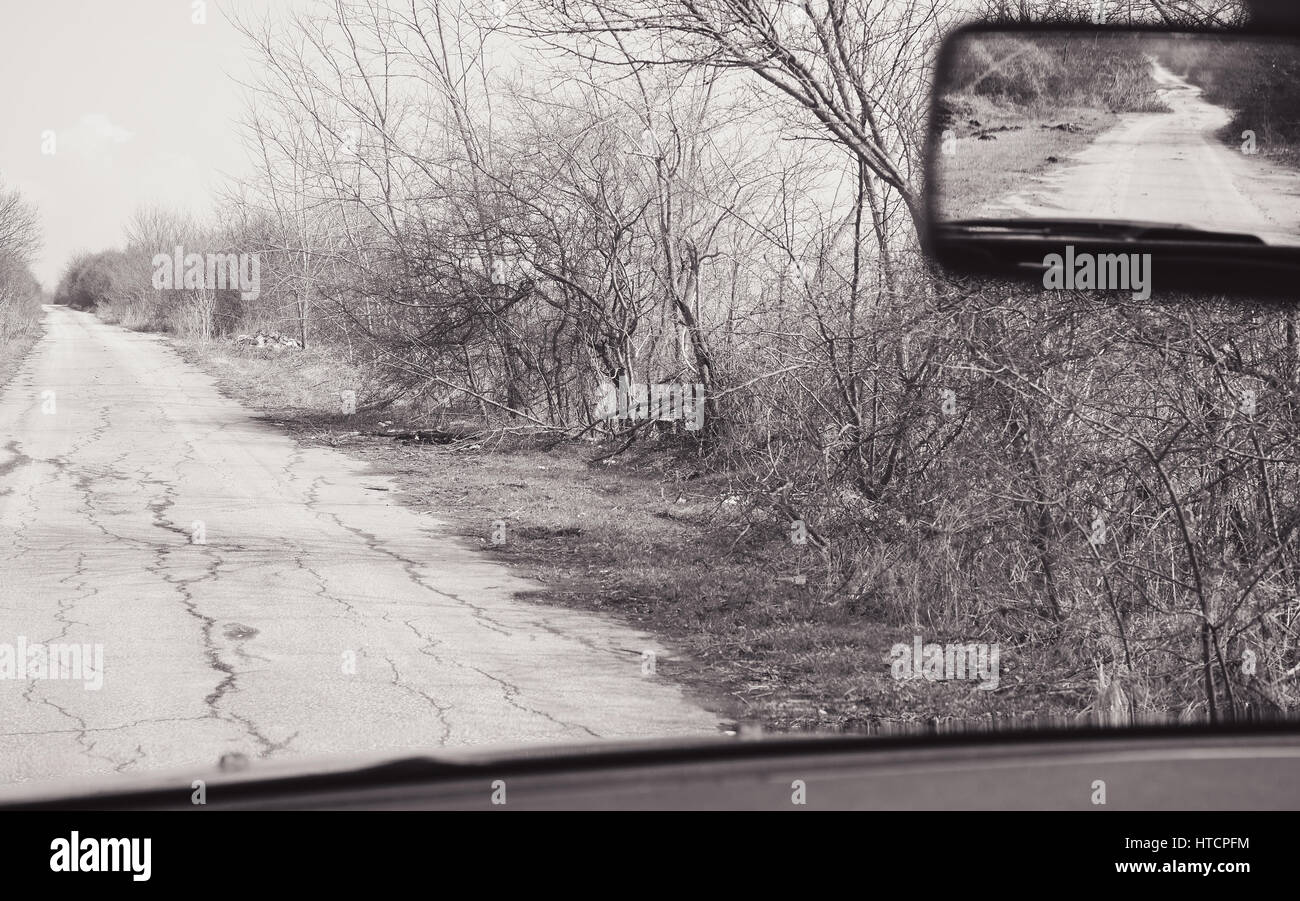 Sur scène, la route inconnue de la voiture en noir et blanc. Banque D'Images