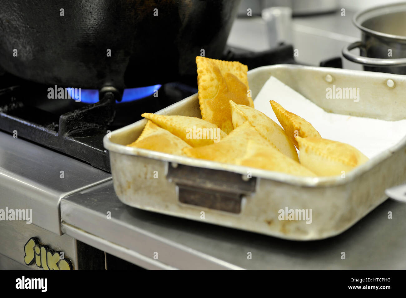 Chef cooking in a restaurant gnocco fritto italienne typique de Reggio Emilia, l'Emilie Romagne, Parme Banque D'Images