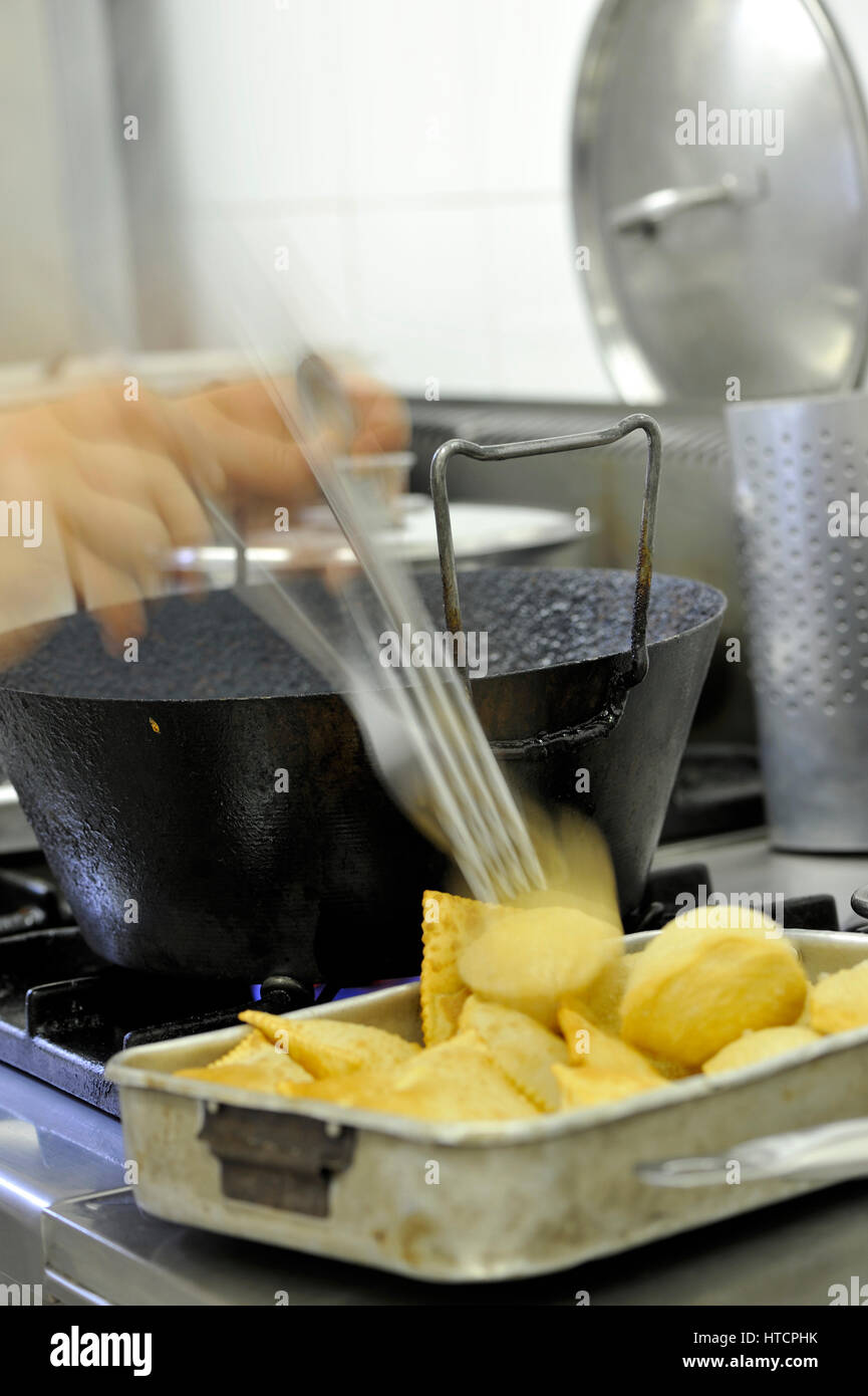 Chef cooking in a restaurant gnocco fritto italienne typique de Reggio Emilia, l'Emilie Romagne, Parme Banque D'Images
