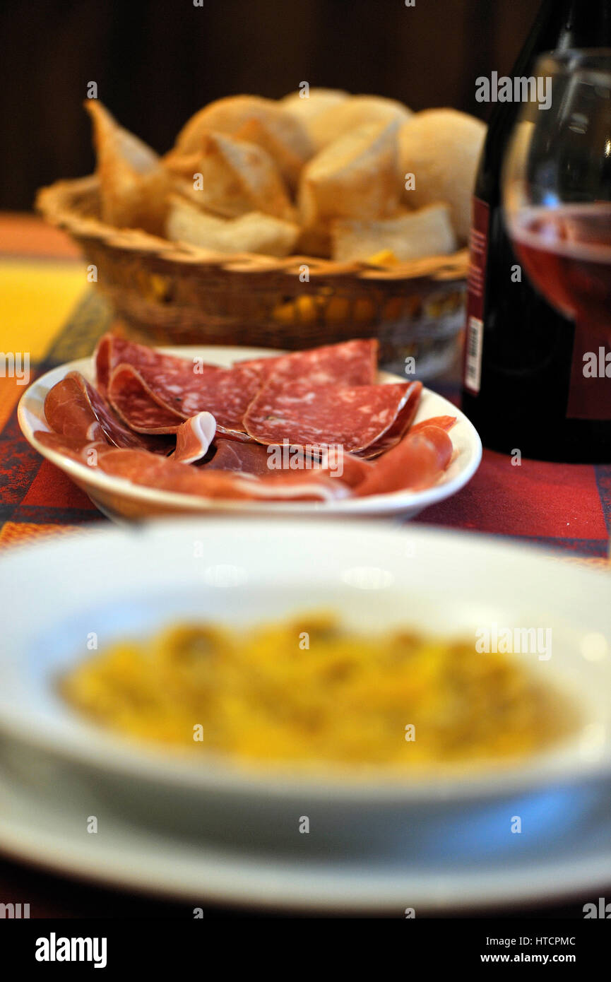 Chef cooking in a restaurant gnocco fritto italienne typique de Reggio Emilia, l'Emilie Romagne, Parme Banque D'Images