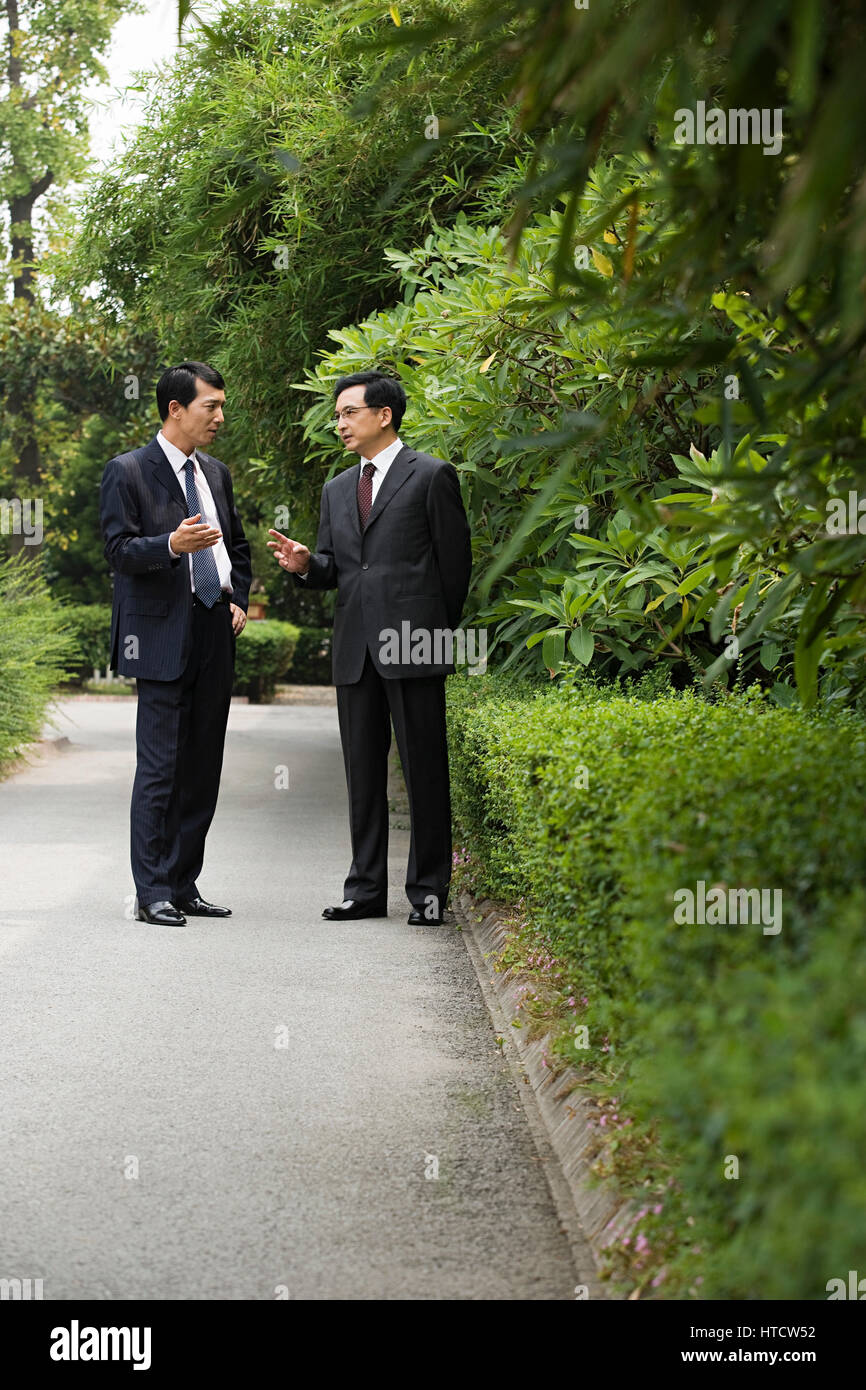 D'affaires chinois dans un parc Banque D'Images