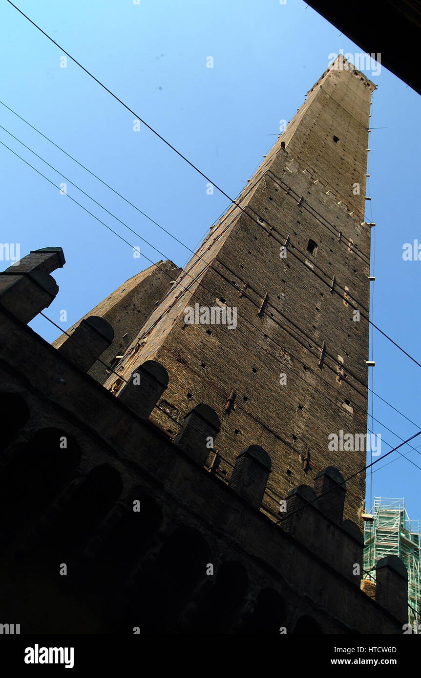 La tour Asinelli et Garisenda Tower Due Torri, deux tours de Bologne, Italie Banque D'Images