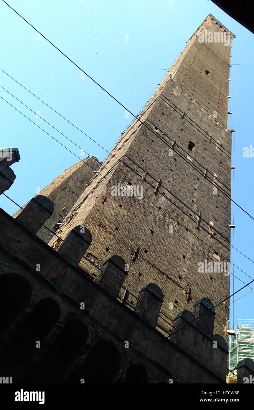 La tour Asinelli et Garisenda Tower Due Torri, deux tours de Bologne, Italie Banque D'Images