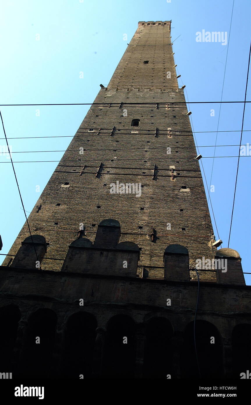 La tour Asinelli et Garisenda Tower Due Torri, deux tours de Bologne, Italie Banque D'Images