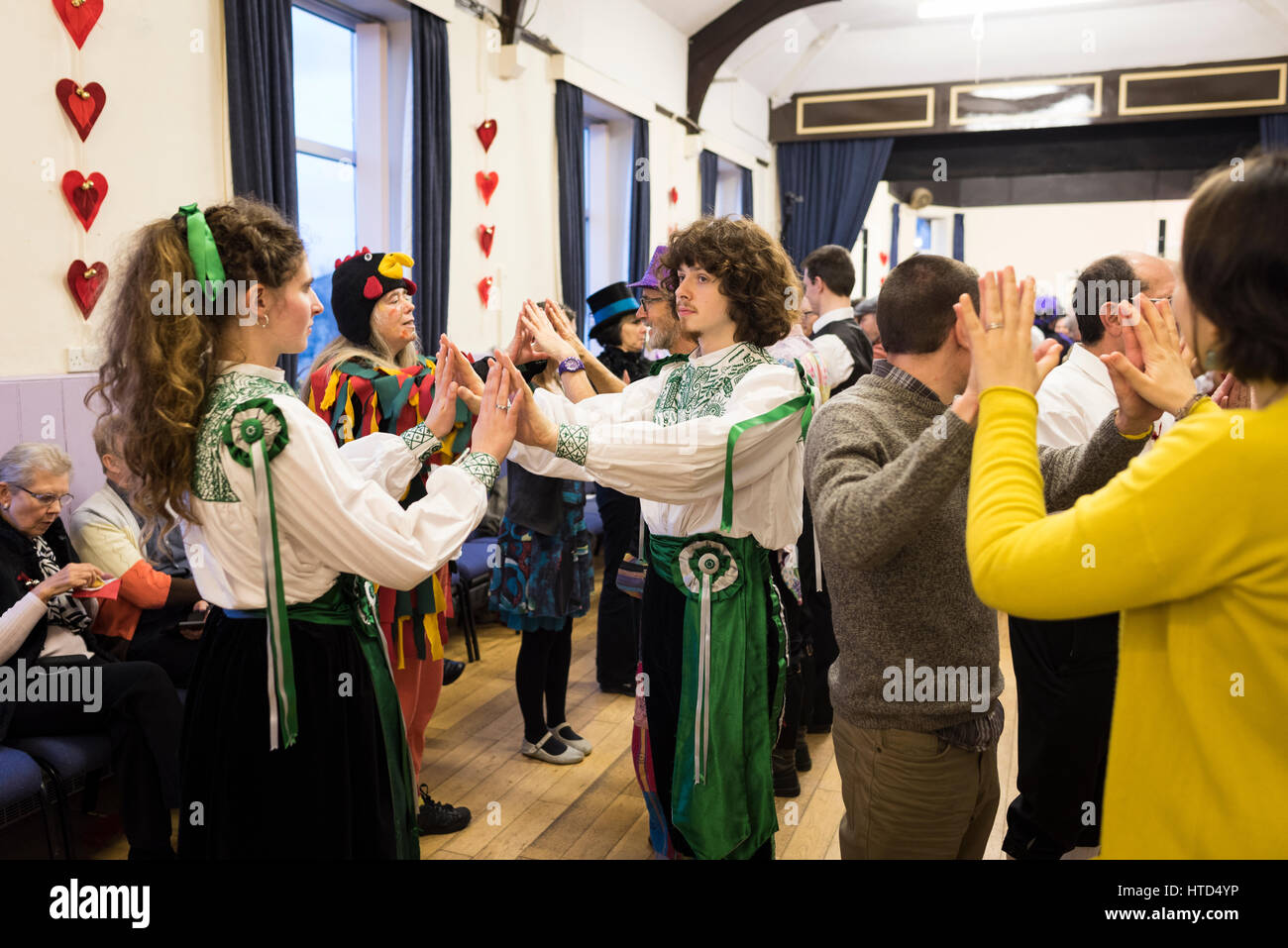 Danseurs dans assored de costumes à la réception de mariage d'un ceilidh/Morris dancing couple Banque D'Images