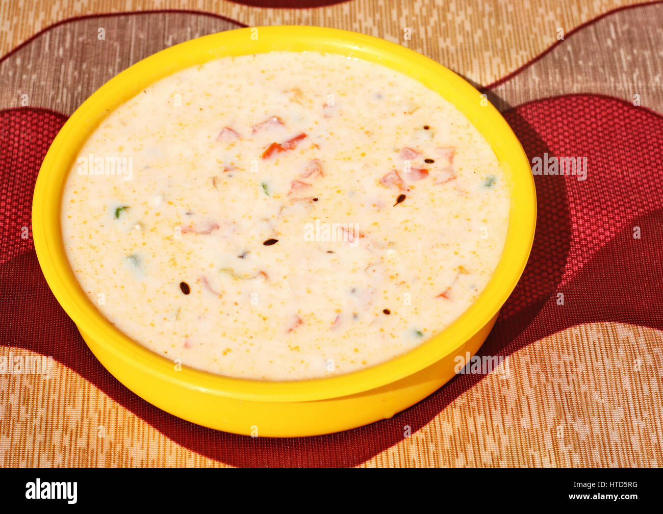 Raita de tomate et oignon Banque D'Images