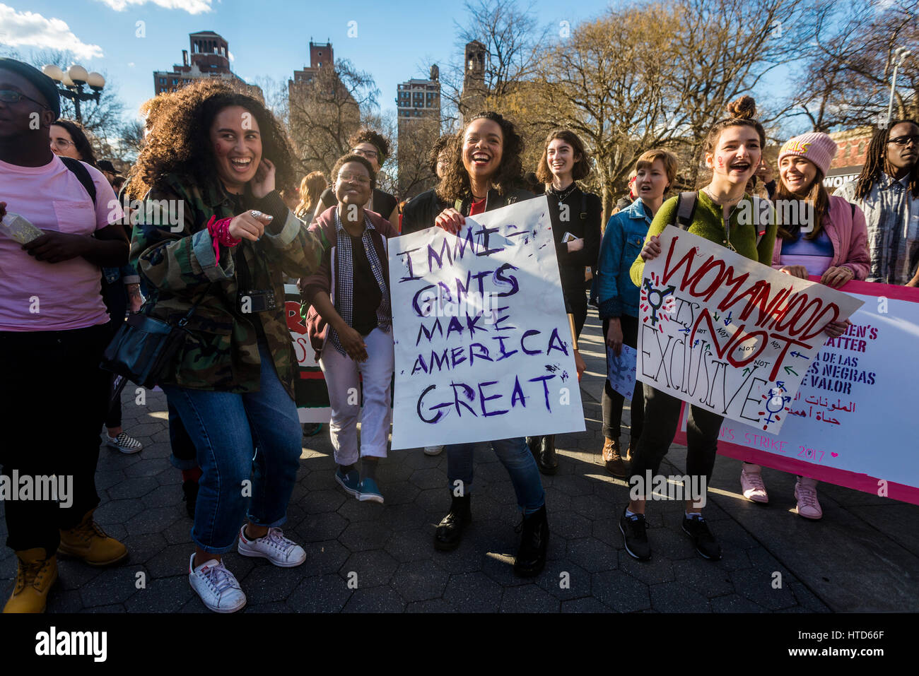 New York, États-Unis 8 mars 2017 - les femmes a marqué la Journée internationale de la femme - une journée sans une femme, avec un rassemblement à Washington Square Park suivie d'une marche. De nombreuses femmes ont porté le rouge et pris congé ce jour-là comme une grève générale. Les femmes activistes de la danse pour 'les filles veulent juste ont des droits fondamentaux. ©Stacy Walsh Rosenstock/Alamy Banque D'Images