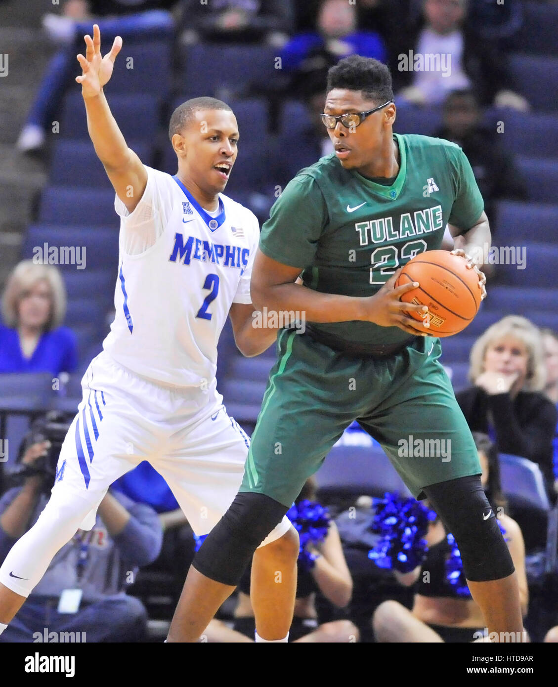 Memphis, TN, USA. 2e Mar, 2017. Memphis guard Jimario les rivières (2) gardiens de l'avant Paul Tulane Blake (23) au cours de la première moitié d'un match de basket-ball de NCAA College à l'FedEx Forum de Memphis, TN. Memphis a remporté 92-70. McAfee Austin/CSM/Alamy Live News Banque D'Images