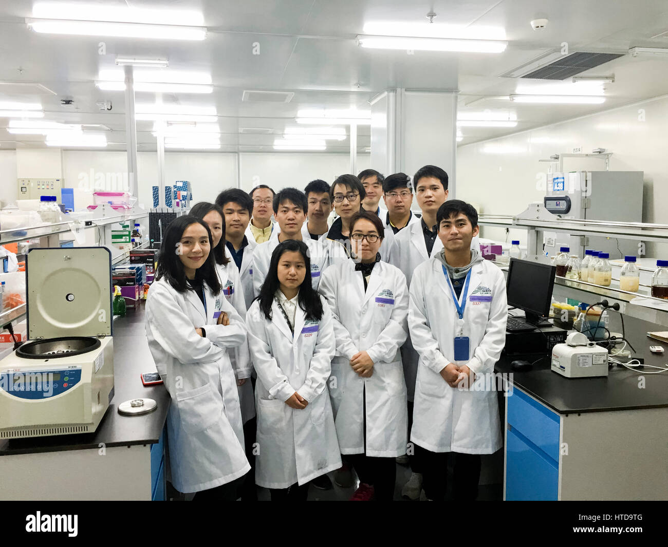 (170310) -- BEIJING, 10 mars 2017 (Xinhua) -- Des chercheurs de BGI-Shenzhen posent pour une photo de groupe dans le laboratoire de recherche de BGI à Shenzhen, province du Guangdong en Chine du sud, le 10 mars 2017. Les scientifiques chinois ont réuni quatre chromosomes de la levure synthétique, faisant de la Chine le deuxième pays capables de concevoir et de construire les génomes eucaryotiques. Les conclusions ont été publiées dans l'édition de vendredi du journal Science, marquant une étape en vue de construire la vie synthétique. Dans l'étude, les chercheurs de l'Université de Tsinghua, l'Université de Tianjin et BGI-Shenzhen construire les chromosomes actifs synthétiques Banque D'Images