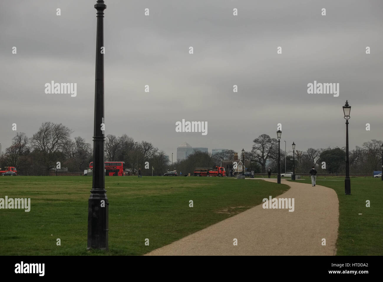 Londres, Royaume-Uni. 10 mars, 2017. Nuage dense sur Blackheath, Londres du sud. Canary Wharf en vue de Blackheath. Credit : claire doherty/Alamy Live News Banque D'Images