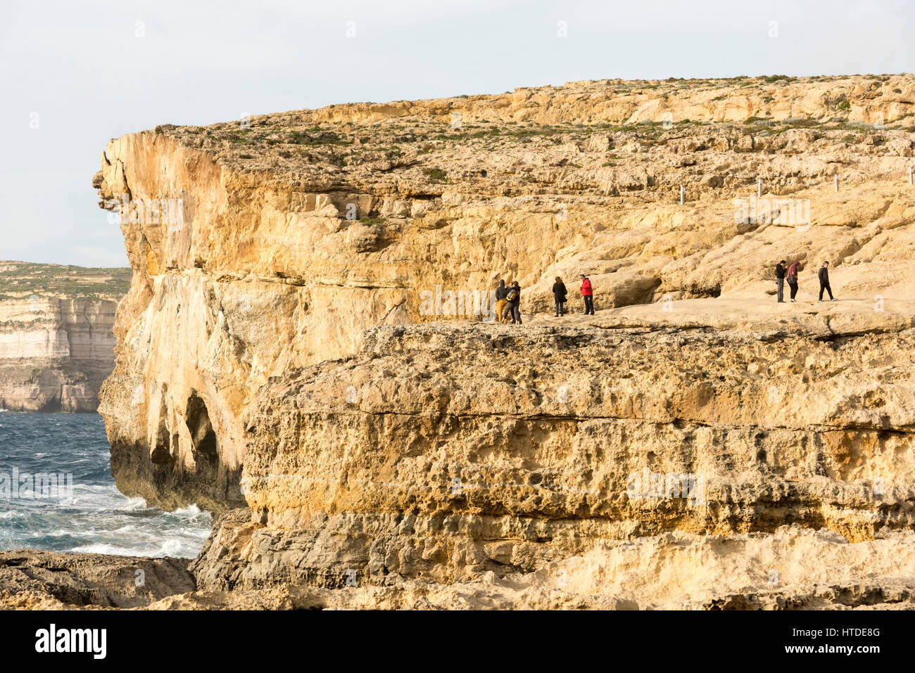 Dwerja Gozo, Malte. 10 Mar, 2017. Des excursions pour visiter l'endroit où le célèbre Fenêtre d'Azur ou fenêtre Dwerja a été soufflé par une tempête plus tôt cette semaine. Les 28 mètres de haut arche naturelle de calcaire sur l'île de Gozo à Malte a été détruit comme de grands vents et vagues qui détruit le célèbre monument et attraction touristique. Credit : Julian Eales/Alamy Live News Banque D'Images