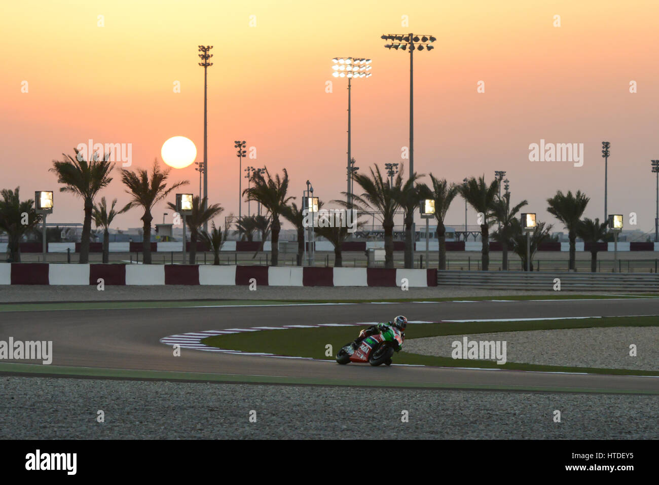 Le circuit de Losail, au Qatar. 10 Mar, 2017. Le soleil se couche sur la piste lors de la première journée de l'hiver au test MotoGP Losail Circuit International. Crédit : Gina/Layva Alamy Live News Banque D'Images