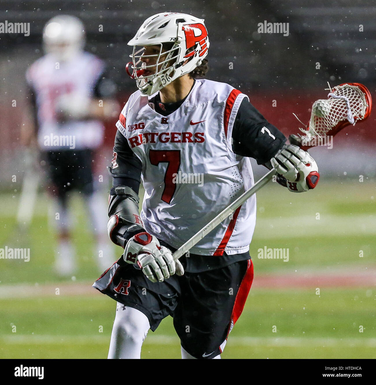 Piscataway, NJ, USA. 10 Mar, 2017. Heninburg Jules Rutgers (7) a l'air de faire une pièce de théâtre qu'elle commence à la neige durant une partie de crosse mens NCAA entre les loups de Stony Brook et le Rutgers Scarlet Knights à High Point Solutions Stadium à Piscataway, New Jersey a battu Rutgers Stony Brook 17-4. Mike Langish/Cal Sport Media. Credit : csm/Alamy Live News Banque D'Images