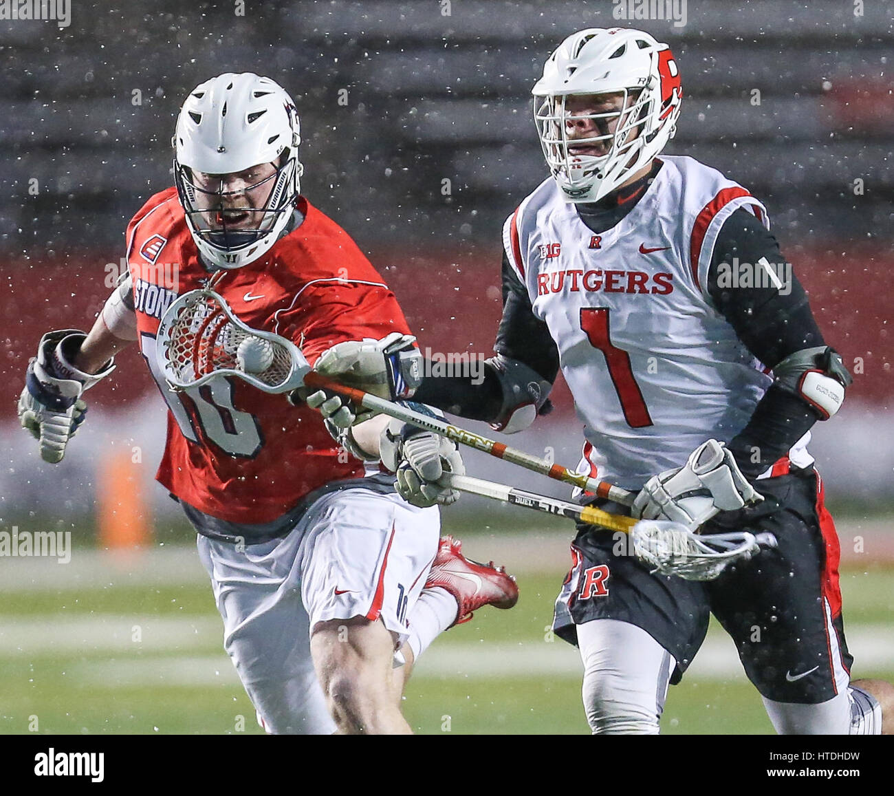 Piscataway, NJ, USA. 10 Mar, 2017. Stony Brooks Jay Lindsay (10) et Joe Rutgers Francisco (1) s'affrontent au cours d'une partie de crosse mens NCAA entre les loups de Stony Brook et le Rutgers Scarlet Knights à High Point Solutions Stadium à Piscataway, New Jersey a battu Rutgers Stony Brook 17-4. Mike Langish/Cal Sport Media. Credit : csm/Alamy Live News Banque D'Images