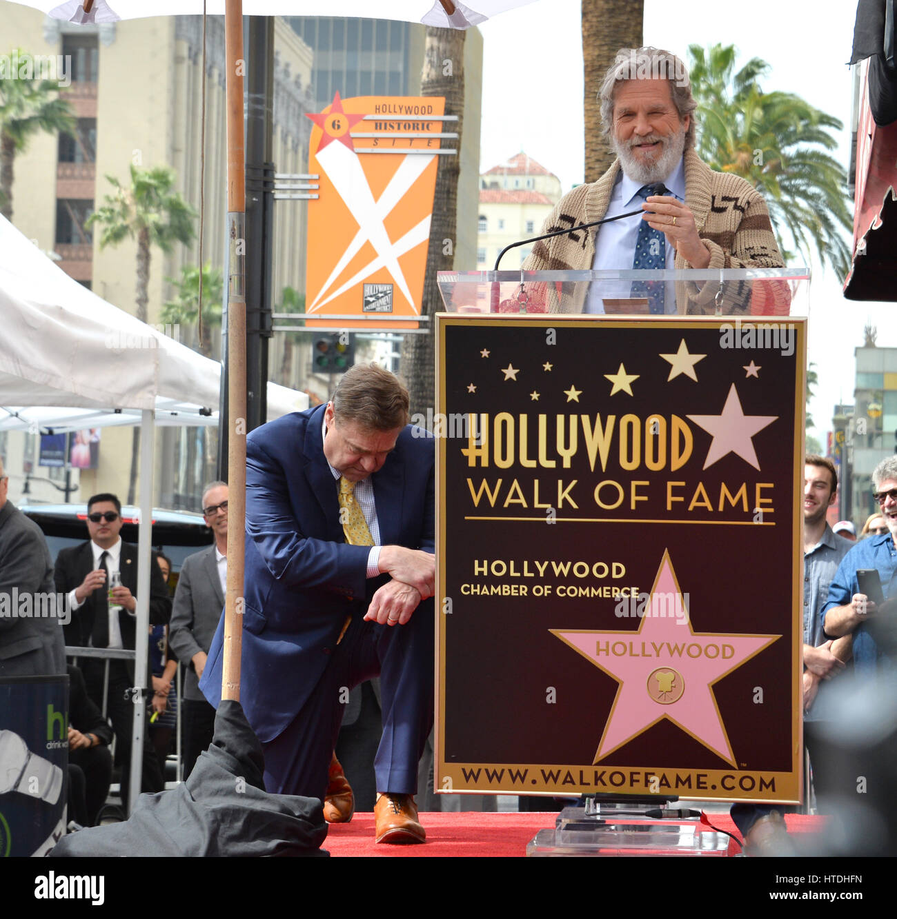 Los Angeles, Californie, USA. 10 mars 2017. Acteurs John Goodman & Jeff Bridges sur Hollywood Boulevard où John Goodman a été honoré avec le 2,604ème étoile sur le Hollywood Walk of Fame. Crédit : Sarah Stewart/Alamy Live News Banque D'Images