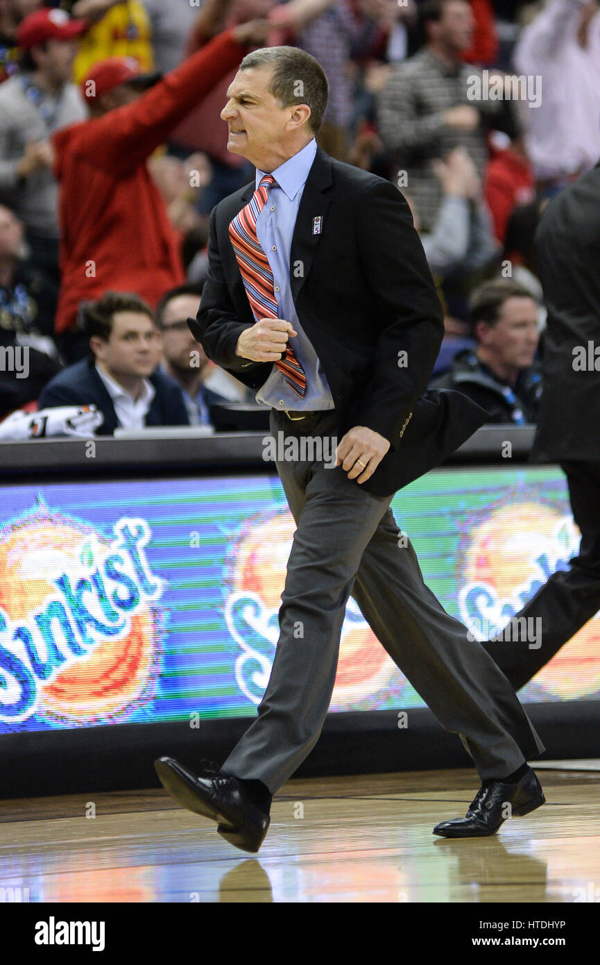 Washington, DC, USA. 10 Mar, 2017. L'ENTRAÎNEUR-CHEF MARC TURGEON Maryland fête marquant à la mi-temps buzzer pendant la partie tenue à l'Verizon Center à Washington, DC. Credit : Amy Sanderson/ZUMA/Alamy Fil Live News Banque D'Images